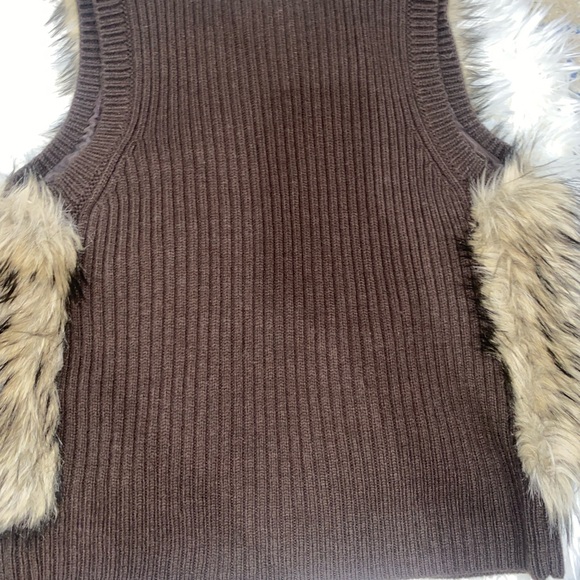 Michael Kors Fur Lined Vest with Gold necklace - Picture 6 of 6